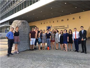 Begleitet wurde die Gruppe der Euregio-Akademie von EVTZ-Generalsekretärin Valentina Piffer und ihren Mitarbeiterinnen Sonja Hörtnagl und Benedetta Quaiatto; das Berlaymont-Gebäude in Brüssel ist Sitz der Europäischen Kommission.