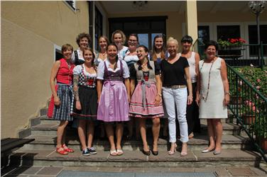 Freudestrahlend: die frisch ausgebildeten Bäuerinnen mit der Direktorin Juliane Gasser Pellegrini (vordere Reihe, 1. v.re.) und der Schulleiterin Gertrud Nussbaumer (vordere Reihe, 2. v.re). Foto: Fachschule Dietenheim