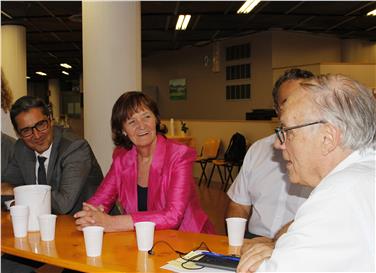 Landeshauptmann Arno Kompatscher und Landesrätin Martha Stocker im Gespräch mit Volontarius-Chef Claude Rotelli.