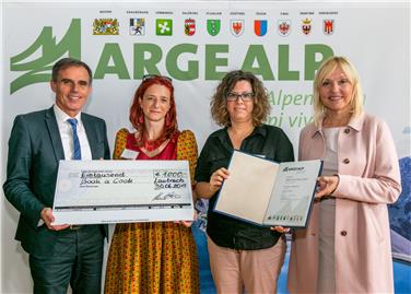 Isabelle Hansen und Angela Wagner vom Verein Empezamos bei der heutigen Preisverleihung mit Landesrat Theiner und Staatsministerin Merk - Foto: Bayerische Staatskanzlei/Lienert