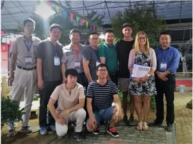 Gruppenfoto mit Teilnehmern, Fachjuroren und offiziellen Delegierten der Volksrepublik China. Foto: Fachschule Laimburg