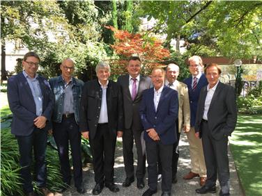 Eine Delegation aus Oberösterreich mit LR Günther Steinkeller (4.v.l.) an der Spitze hat sich bei LR Florian Mussner (3.v.l.) über den öffentlichen Personennahverkehr in Südtirol informiert (FOTO: LPA)