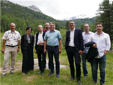 Haben gemeinsam besprochen, wie die Arbeitsplätze im Martelltal noch besser zu sichern oder neue zu schaffen. Bildmitte: LH Kompatscher und Bürgermeister Georg Altstätter. Foto: LPA/Mooswalder