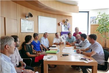 Personen- und Radtransport potenzieren, Straßenarbeiten zeitweilig aufheben und spezialisierte Firma vor Ort: Dringlichkeitssitzung mit LR Mussner mit den Verantwortlichen des Landes, der SAD und STA (FOTO: LPA/Angelika Schrott)