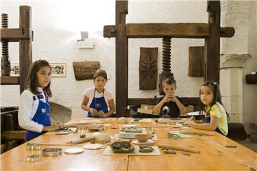 Im Weinmuseum können Kinder selbst Gefäße töpfern (FOTO: LPA/Stefano Scatà)