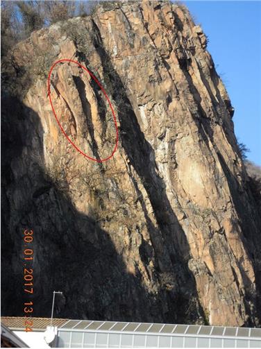 Die gefährliche Felswand oberhalb des Versuchzentrums - Foto: VZ Laimburg
