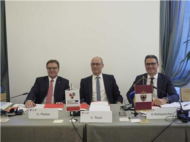 Die Landeshauptleute Platter, Rossi und Kompatscher bei der heutigen Pressekonferenz nach der EVTZ-Vorstandssitzung in Sanzeno - Foto: Presseamt Trentino