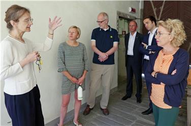 Ortsaugenschein im Diözesanarchiv in der Brixner Hofburg: Archivdirektorin Kustatscher, L.Abg. Amhof, L.Abg. Heiss, Generalvikar Runggaldier, LR Achammer und Abteilungsdirektorin Roilo (FOTO: Angelika Schrott - www.provinz.bz.it/news)