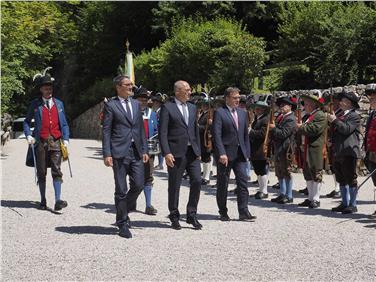 Die Landeshauptleute Kompatscher, Rossi und Platter haben heute die Pilgerstätte von St. Romedius im Nonstal besucht - Foto: Presseamt Trentino