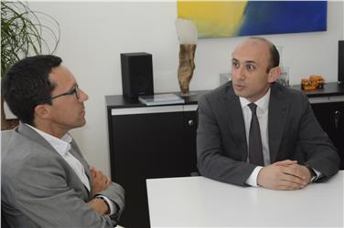 Landeshauptmannstellvertreter Christian Tommasini (l.) im Gespräch mit dem aserbaidschanischen Botschafter Mammad Ahmadzada. Foto: LPA/SA
