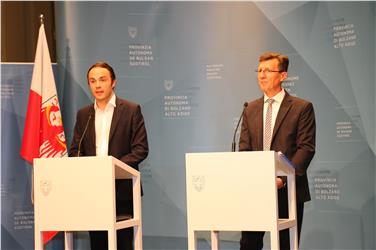 Bildungslandesrat Philipp Achammer (l.) und Schulamtsleiter sowie Ressortdirektor Peter Höllrigl haben heute das Konzept zur Reorganisation des Deutschen Bildungsressorts vorgestellt. Foto: LPA/Susanne Gasser