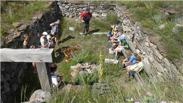 Einblick in die Arbeit der Archäologinnen und Archäologen bekamen die Mittelschülerinnen und Mittelschüler im Workshop "Erlebte Antike". Foto: LPA/Heike Haller