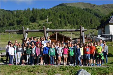 Gruppenfoto mit den Mittelschülerinnen und Mittelschülern, die am Sommercamp in Langtaufers im Obervinschgau teilnehmen, mit vier Lehrpersonen und vier Betreuern. Foto: LPA/Wolfgang Thöni