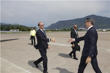 Am Flughafen wurde Außenminister Alfano von Landeshauptmann Kompatscher empfangen - Foto: LPA/Oskar Verant