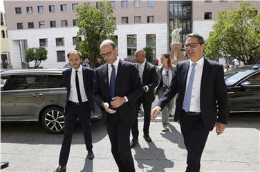 LH Kompatscher und Minister Alfano vor dem Landhaus in Bozen - Foto: LPA/Verant