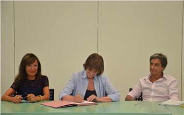 Unterzeichneten den neuen Vertrag: Susanna Hoffmann (SNAMI), Landesrätin Martha Stocker und Luigi Rubino (FIMMG) /Foto: LPA/Ulrike Griesser
