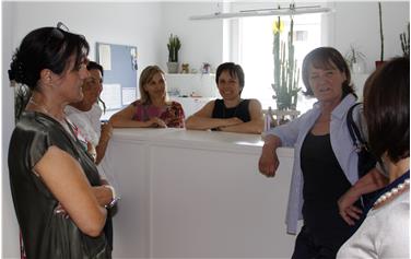 Landesrätin Stocker beim Lokalaugenschein im Zentrum für psychische Gesundheit in Brixen.