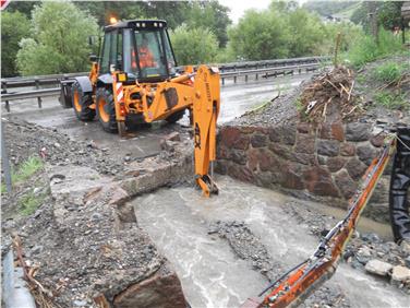 Mit dem Bagger wird Material aus dem Bach entnommen (FOTO: LPA)