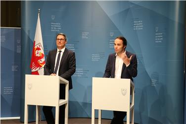 Landeshauptmann Arno Kompatscher und Bildungslandesrat Philipp Achammer haben nach der Sitzung der Landesregierung der Presse die wichtigsten Beschlüsse vorgestellt. Foto: LPA/Ingo Dejaco