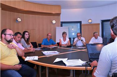 Barrierefreiheit auf den Bahnlinien im Fokus: LR Mussner (2.v.r.) im Gespräch mit Vertretern des Schienennetzbetreibers RFI, der Gemeinden und der Organisation independent L (FOTO: Roman Clara - www.provinz.bz.it/news)