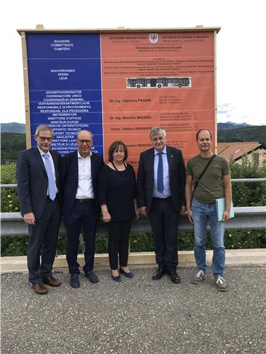 Vize-BM Werner Atz (Kaltern), Ressortdirektor Valentino Pagani, BMin Gertrud Benin Bernard (Kaltern), LR Florian Mussner und Stefano Maraner beim Ortaugenschein (FOTO: LPA)