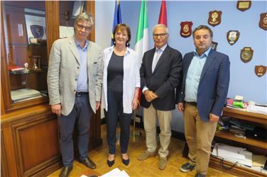 Gemeinsam mit dem Bozner Sozialstadtrat Sandro Repetto und Abteilungsdirektor Luca Critelli besuchte Landesrätin Martha Stocker Quästor Giuseppe Racca.