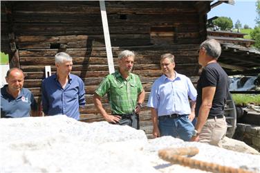 Auf der Baustelle in Prettau (v.li.): Vorarbeiter Hubert Brugger, Vizebürgermeister Oswald Kottersteger, Landesrat Arnold  Schuler, Bürgermeister Robert Steger, Amtsdirektor Sandro Gius. Foto: LPA