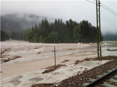 Übermurte Bahnlinie zwischen Toblach und Innichen. Foto: LPA/Forststation Toblach