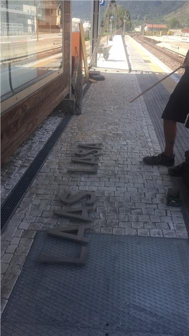 Wie auch die Bahnsteige in Sponding und Schlanders wurde auch der Bahnsteig in Laas angepasst (FOTO: Mario Cagol)