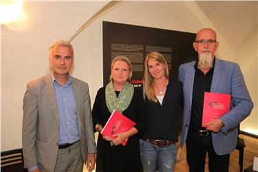 Präsentierten den Kunstkatalog „50X50X50 Landgewinn“:  Klapfer, Dalla Torre, Thaler  und Prader (FOTO: Landesmuseen)