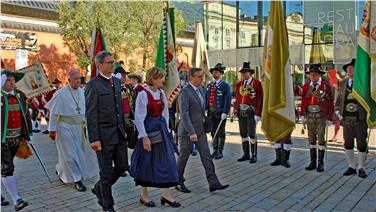 Gemeinsam mit seinem Tiroler Amtskollegen Günther Platter verlieh Landeshauptmann Arno Kompatscher auch an neun Personen aus Südtirol das Tiroler Verdienstkreuz (Foto Land Tirol/Huldschiner)