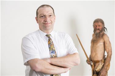 Der Münchner Rechtsmediziner Prof. Dr. Oliver Peschel ist seit einem Jahr Konservierungsbeauftragter der Mumie Ötzi. Foto: © Südtiroler Archäologiemuseum / foto-dpi.com