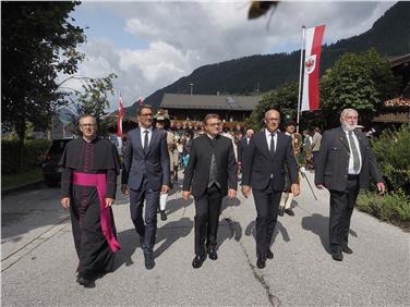 Haben heute das Forum Alpach eröffnet: Der Diözesanadministrator Jakob Bürgler, die Landeshauptleute  Arno Kompatscher, Günther Platter sowie Ugo Rossi und Forumspräsident Franz Fischler (FOTO: Presseamt Trentino)