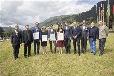 Bei der Prämierung der Nachwuchsforscher: Bergmeister, Platter, Lechner, Schallhart, Rauter, Plangger, Kompatscher, Rossi, Bodenseer, Bort und Ebner (FOTO: Land Tirol/Sedlak)