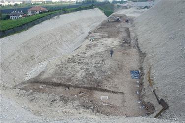 Ansicht des Areals, auf dem sich die römerzeitlichen Bestattungen befinden. Die Gräber zeichnen sich durch die dunkle Verfärbung des Erdreich ab (FOTO: Landesamt für Bodendenkmäler)