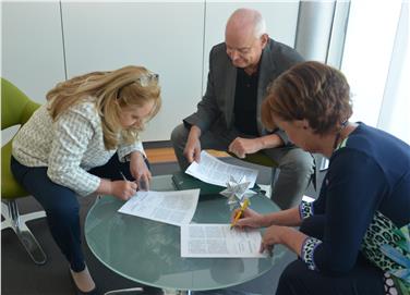 Unterzeichneten den neuen Landeszusatzvertrag für die Fachärzte der Ambulatorien: Ärztegewerkschafterin Bruna Rizzi und Landerätin Martha Stocker - Foto: LPA/Ulrike Griesser