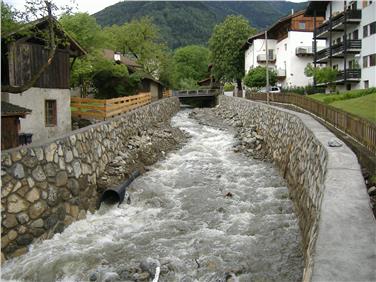 Der Schalderer Bach stellt bei extremem Hochwasser eine Gefahr für die Bevölkerung von Vahrn dar. Foto: LPA/Amt f. Wildbach- und Lawinenverbauung