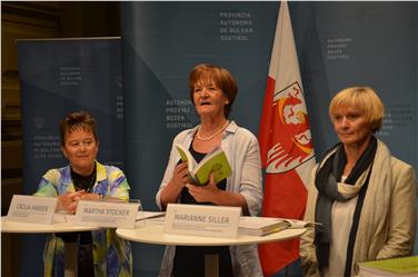 Gemeinsam mit Pflegedirektorin Marianne Siller und der Kursleiterin Cäcilia Harder stellte Landesrätin Martha Stocker das Herbstprogramm der Kampagne "Stil ändern" vor - Foto: LPA/Barbara Franzelin