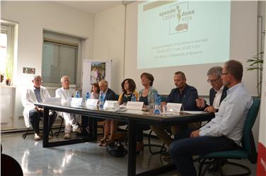 Viele haben dazu beigetragen, dass sich die Zahl der Organspender in Südtirol erhöht hat. Dementsprechend groß war die Runde bei der Pressekonferenz - Foto: LPA/Barbara Franzelin