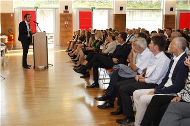 An der Konferenz zur Eröffnung des Bildungsjahres 2017/18 mit Landesrat Philipp Achammer nahmen zahlreiche Direktoren und Führungskräfte der deutschen Kindergärten und Schulen teil. Foto: LPA/Verena Hilber