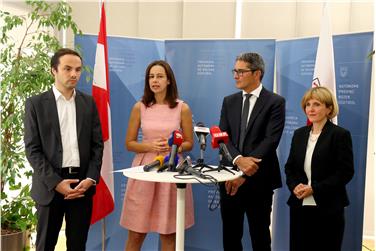 Die Pressekonferenz nach einem Austausch: eine Best-Practice-Plattform für familienfreundliche Unternehmen war eines der Themen. Foto: LPA/I. Dejaco(Foto Dejaco)