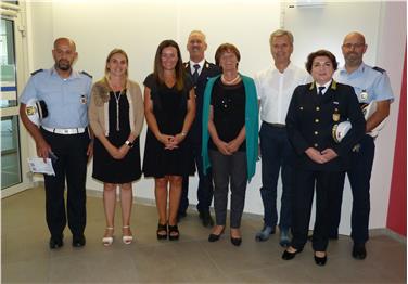 Erörterten die Möglichkeiten eines "Heimweg"-Telefons: die Vertreter der Stadtpolizeikommandos von Bozen, Brixen, Meran, Schlanders und Bruneck, Landerätin Martha Stocker, Ulrike Oberhammer und Ulli Mair - Foto: LPA/Szabo