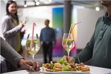 Mit einem Aperitif kombiniert das Archeologiemuesum eine Kurzführung durch die Sonderschau "Heavy Metal – Wie Kupfer die Welt veränderte" am 1. September. Foto: Südtiroler Archäologiemuseum / foto-dpi.com