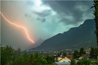 Einer der 100.000 Blitze, die im heurigen Sommer eingeschlagen sind, dieser wurde in der Gegend von Kaltern festgehalten.  Foto: LPA/Daniel Sölva