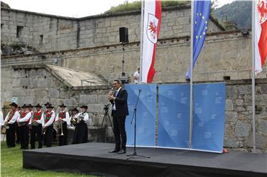 LH Kompatscher bei seiner Ansprache in der Festung Franzensfeste (FOTO: LPA/Renate Mayr)