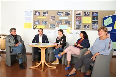 (v.l.n.r.) Helmut Burger, Landesrat Philipp Achammer, Beatrix Christanell, Christine Perri und Schuldirektorin Ingrid Pertoll. Foto: LPA/me