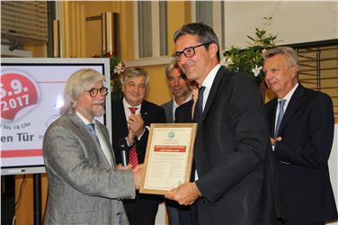 Rudi Dalvai LH Kompatscher die Auszeichnung der WFTO  (Foto:LPA/rm)