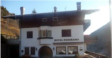 3 Familien und 10 Einzelpersonen sind von Bozen nach Welschnofen übersiedelt. Sie wohnen im Ex-Hotel Panorama.