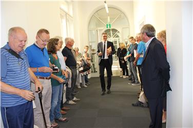 LH Arno Kompatscher, der von den Bürgern erwartet wird und diese dann ins sein Büro einlädt.  (Foto: LPA/rm)