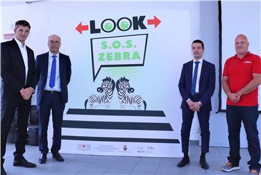 Haben heute das neue Erscheinungsbild und die neuen Inhalte von S.O.S. Zebra vorgestellt (v.l.): Guido Benedetti (Straßendienst Trentino), Ressortdirektor Valentino Pagani, Staatsanwalt Andrea Sacchetti und Instruktor Georg Huber (FOTO: LPA/rc)